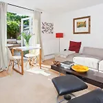 Walking Distance To Racecourse And City Centre